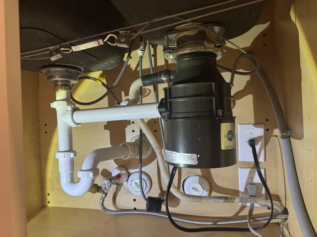 Jak podłączyć wąż odpływowy zmywarki, aby uniknąć przecieków?