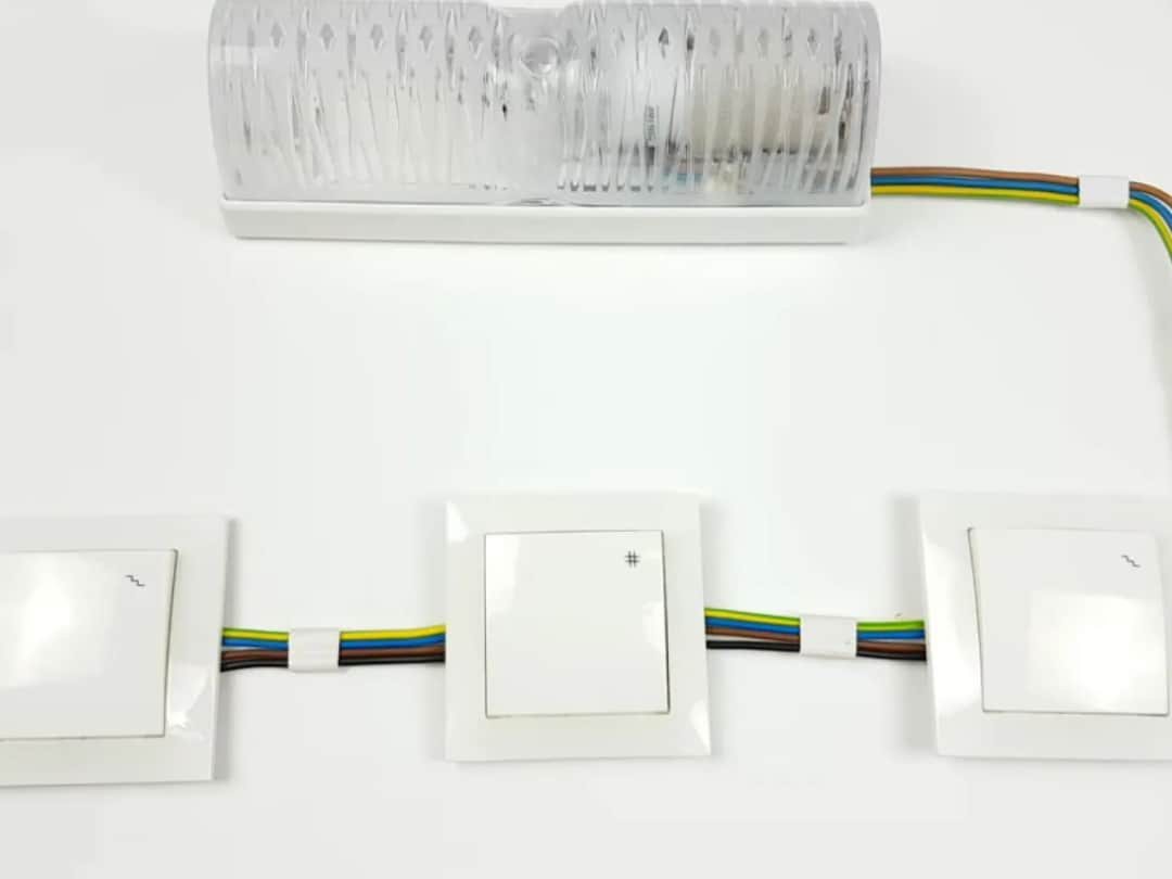 Jak podłączyć prąd na klatce schodowej bezpiecznie i skutecznie