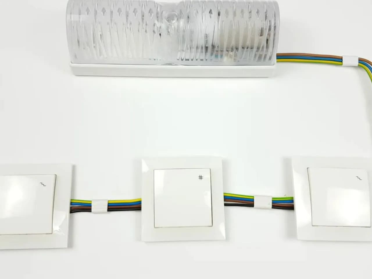Jak podłączyć prąd na klatce schodowej bezpiecznie i skutecznie