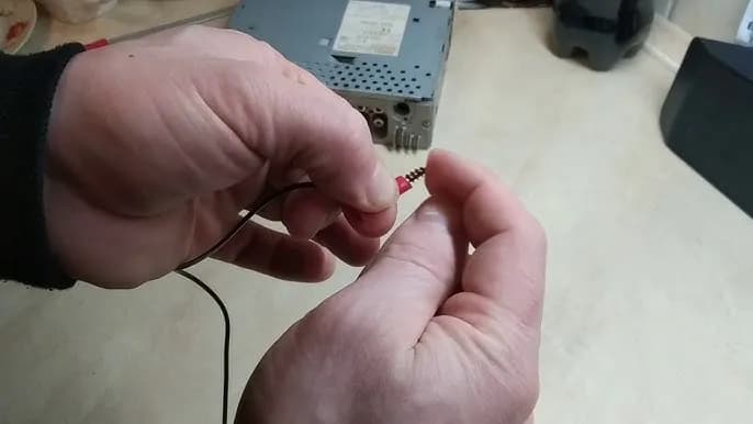 Jak podłączyć antenę do radia samochodowego - proste kroki i porady