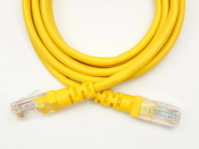 Kabel prosty czy krosowany – co wybrać, aby uniknąć problemów?